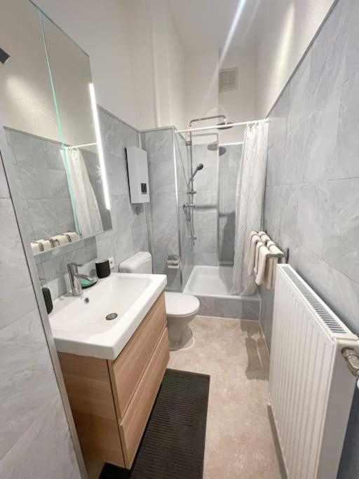 Modern Cozy Apt. -With 2 Tv, Netflix And Work Desk Essen Bagian luar foto
